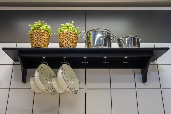 Деякі кухонне приладдя звисають на білій цегляній стіні — стокове фото