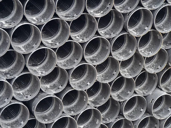 Tuyaux en plastique noir de différents diamètres d'affilée — Photo