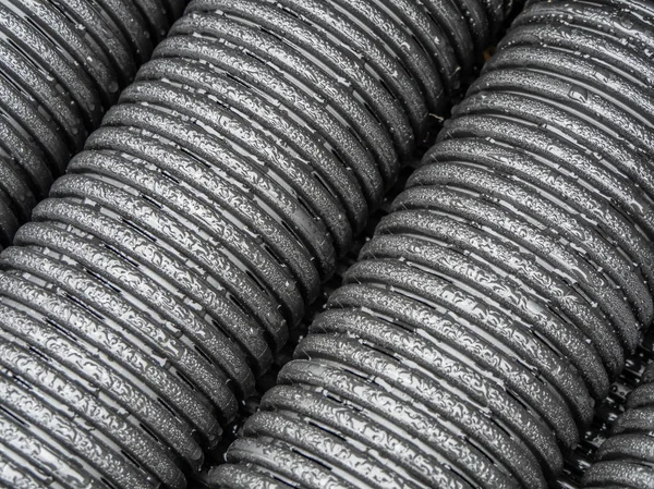 Tubos de plástico negro de varios diámetros en una fila — Foto de Stock