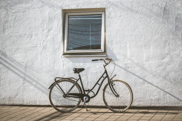 Ретро-велосипед на обочине дороги с винтажным бетонным фоном — стоковое фото