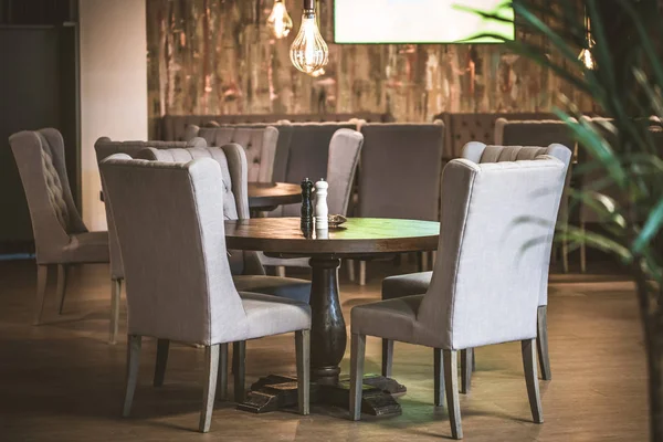Moderní kavárna interiér stůl a židle s světlo barevné stěny — Stock fotografie
