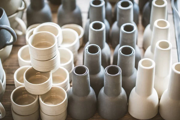 Rustique fait main céramique argile blanche tasses souvenirs sur le marché de l'artisanat de la rue . — Photo