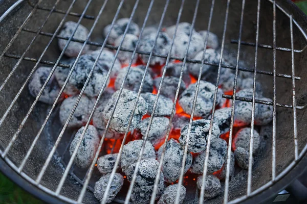 Röd varm brinnande träkol förbereder för grillning, barbecue grill — Stockfoto