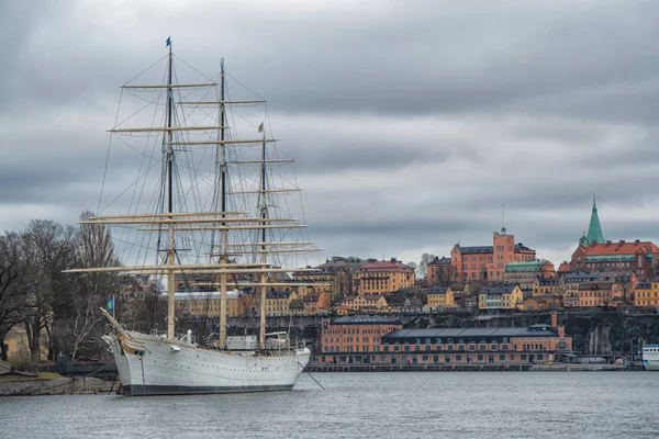 Υπέροχο φθινοπωρινό τοπίο της Παλιάς Πόλης με ιστορικό πλοίο στο νησί Skeppsholmen στη Στοκχόλμη — Φωτογραφία Αρχείου