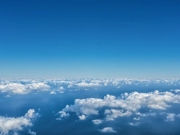 Utsikt över himmel och moln från de flygplan hyttventil — Stockfoto