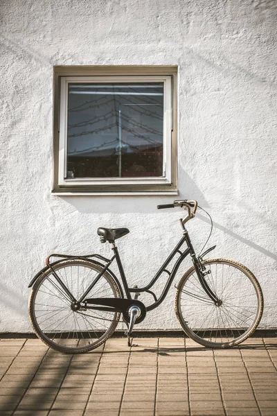 Ретро-велосипед на обочине дороги с винтажным бетонным фоном — стоковое фото