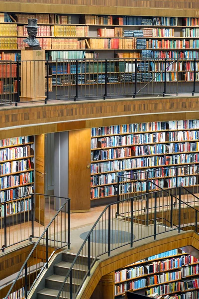 스톡홀름 스타즈비블리오텍(Stadsbibliotek) 또는 공공 도서관의 원형 선반에 있는 다채로운 책벽. — 스톡 사진