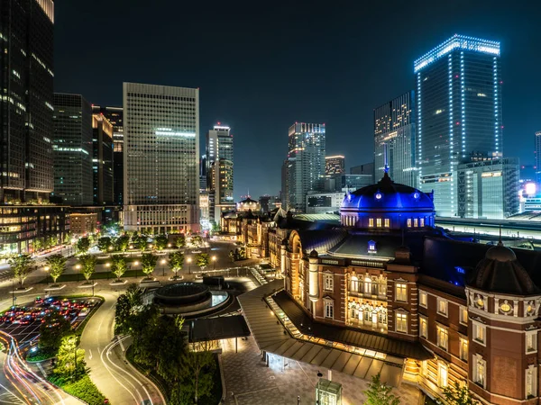Gayrimenkul ve kurumsal inşaat için Asya iş konsepti - Tokyo, Japonya'da gece neon ışıkları ile panoramik kentsel şehir silueti hava görünümü