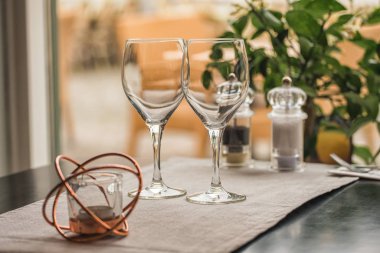 Yaz terası kafede iki kadeh şarap ile servis edilen masa seti