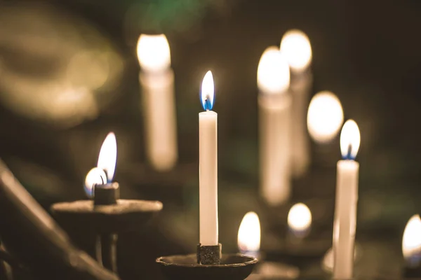 Viele brennende Kirchenwachskerzen in großen auf einem speziellen Stand — Stockfoto