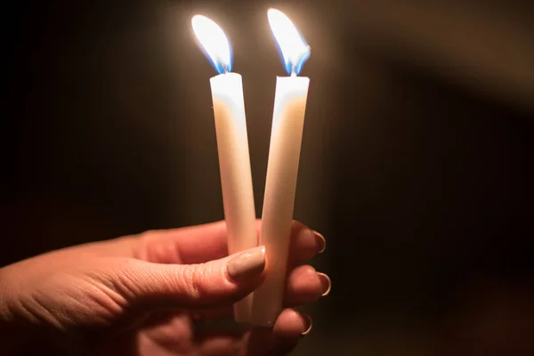 Καίγοντας κεριά της εκκλησίας στα χέρια των παιδιών σε σκοτεινό φόντο — Φωτογραφία Αρχείου