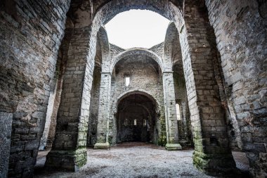 Eski İskandinav terk edilmiş yüksek taş malzeme duvarları ile antik kale
