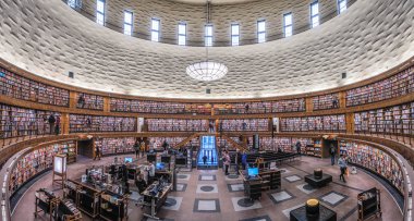 Stockholm, İsveç - Mart, 2019: Stockholm'deki ünlü halk kütüphanesi stadsbiblioteket'in iç tasarımı, mimar Gunnar Asplund.