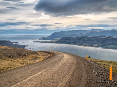 İzlanda 'daki Westfjords' da güzel bir gezi arabası manzarası.