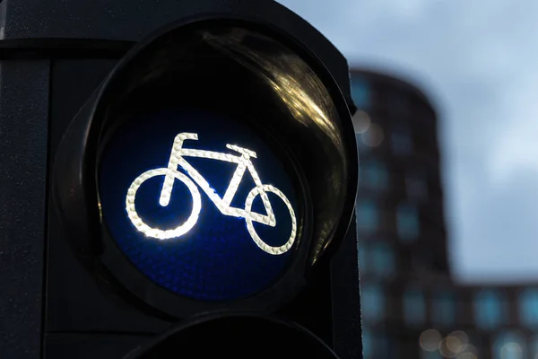 Lelőttek egy kerékpár közlekedési lámpa zöld színű váltott részletek — Stock Fotó