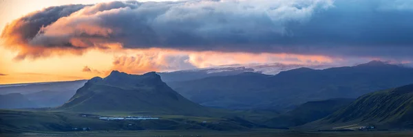 Splendido tramonto colorato sui paesaggi montani e cascate. Paesi Bassi . — Foto Stock