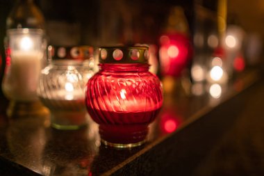 Kavanoz Mumlar taş yüzeyinde geceleri yanma ile