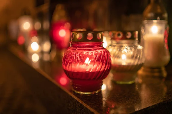 Frascos con velas encendidas en la superficie de piedra por la noche Fotos De Stock Sin Royalties Gratis