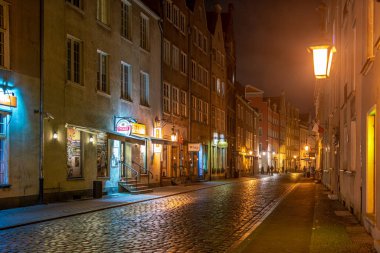 Gdansk, Polonya - Ocak 2019. Eski şehir Gdansk 'ın gece belediye binası görüntüsü, Polonya