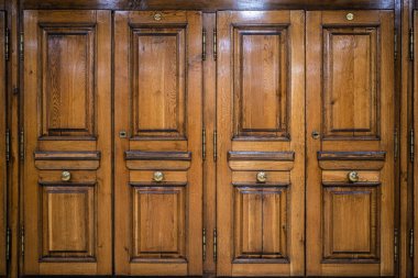 Kahverengi antik ahşap dört parça kapı resmi