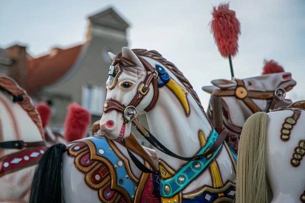 Группа лошадей-каруселей на веселой ярмарке . — стоковое фото