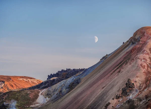 Paysage lunaire des montagnes islandaises avec la lune dans le ciel bleu — Photo