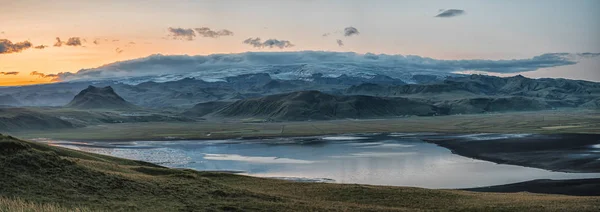 Dağ manzara ve şelaleler üzerinde Muhteşem Renkli gün batımı. İzlanda. — Stok fotoğraf