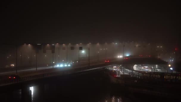 4k nacht beelden van auto 's op de brug met Stockholm stadhuis — Stockvideo