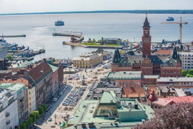 Helsinborg, İsveç - Mayıs 2018: Şehir merkezi ve İsveç 'in Helsingborg limanının güzel manzarası. Gemi Helsingborg limanında demirli..