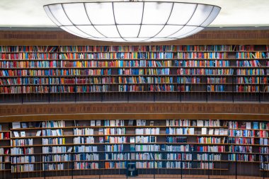 Stockholm, İsveç - Mart 2019: Şehir kütüphanesi veya Observatorielunden 'deki Stadsbiblioteket. Kütüphane 31 Mart 1928 'de açıldı.