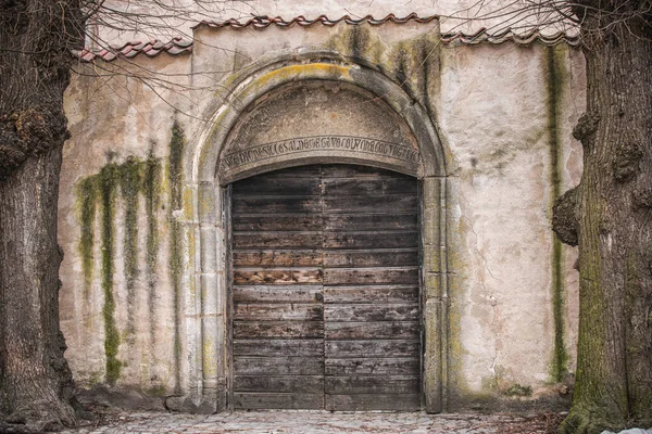 Picture Ancient Wooden Door Old Stone Castle Wall — Stock Photo, Image