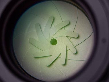 Merceklerin ön tarafında açıkta kalan delikler var.