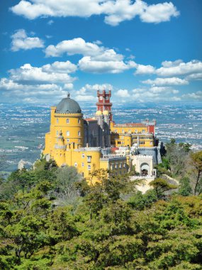 Gün batımına karşı Peri Sarayı. Portekiz, Sintra 'daki Pena Ulusal Sarayı Panoraması. Avrupa