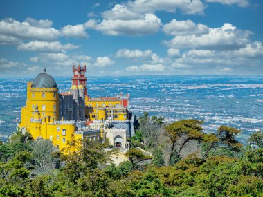 Gün batımına karşı Peri Sarayı. Portekiz, Sintra 'daki Pena Ulusal Sarayı Panoraması. Avrupa