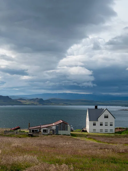 图为冰岛东部海岸线上的孤独的白宫 全景尽收眼底 天空湍急 — 图库照片
