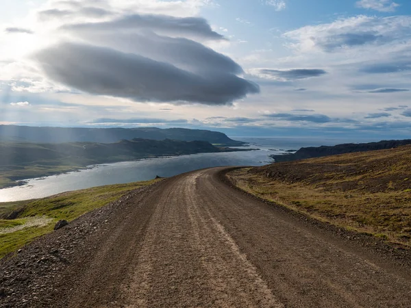 Immagine Strada Ghiaia Con Drammatico Cielo Nuvoloso Nei Fiordi Meridionali — Foto Stock