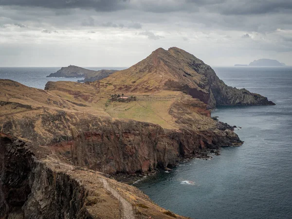Bella vista sulla costa selvaggia dell'isola di Madeira, Portogallo — Foto Stock