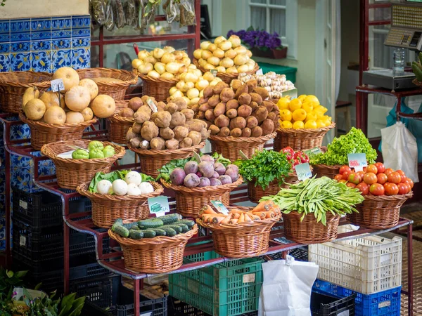 시장 진열대에 있는 신선 한 과일들의 모습 — 스톡 사진