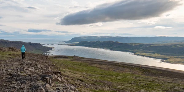 Vista panoramica dell'Oceano Atlantico e della strada nei fiordi orientali, Islanda — Foto Stock