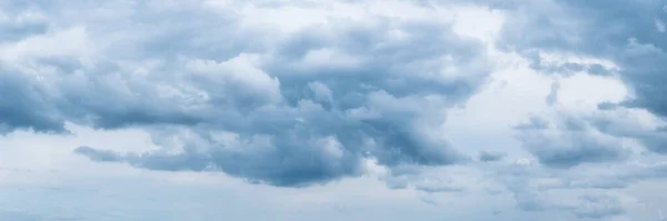 Vibrerande färg panorama sol uppgång och solnedgång himmel med moln på en molnig dag. — Stockfoto