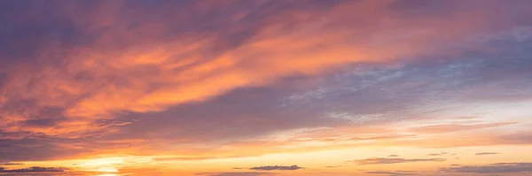 Vibrerande färg panorama sol uppgång och solnedgång himmel med moln på en molnig dag. — Stockfoto