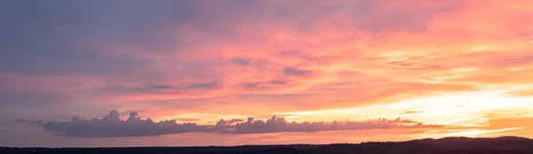 Vibrerande färg panorama sol uppgång och solnedgång himmel med moln på en molnig dag. — Stockfoto