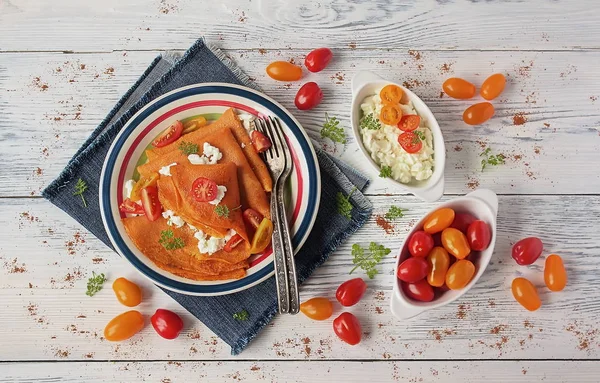 Leckere Tomatensaft Crêpes Mit Quark Und Frischen Kirschtomaten — Stockfoto