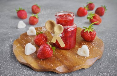 Ev yapımı Çilek reçel veya marmelat cam kavanoz, taze çilek ve figürlü şeker bir ahşap tepsi