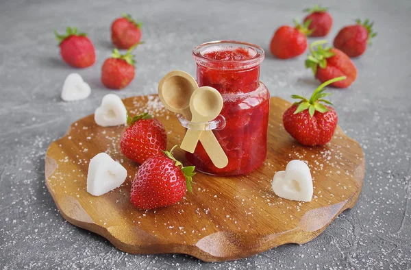 Ev yapımı Çilek reçel veya marmelat cam kavanoz, taze çilek ve figürlü şeker bir ahşap tepsi