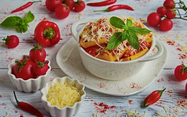 Penne Paste Sos Arrabiata Într Vas Alb Masă Albă Roșii — Fotografie, imagine de stoc