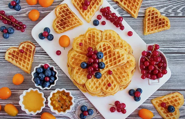 Leckere Hausgemachte Waffeln Waffeln Wie Herz Frische Beeren Honig Und — Stockfoto