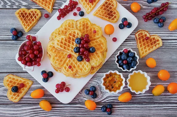 美味しい自家製ワッフル 新鮮な果実のようなワッフル蜂蜜し 白い皿上のジャム — ストック写真