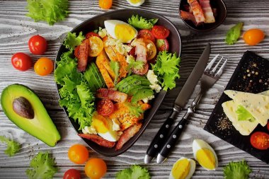 Sağlıklı Cobb Salatası. Amerikan mutfağının geleneksel bir yemek, tavuk, pastırma, avokado ve yumurta ile Cobb Salatası. Cobb salatası yapmak için Malzemeler