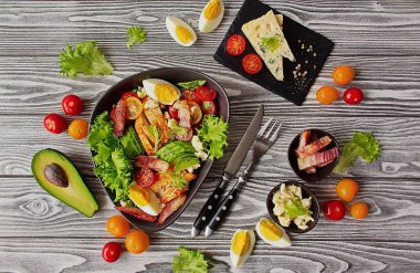 Sağlıklı Cobb Salatası. Amerikan mutfağının geleneksel bir yemek, tavuk, pastırma, avokado ve yumurta ile Cobb Salatası. Cobb salatası yapmak için Malzemeler